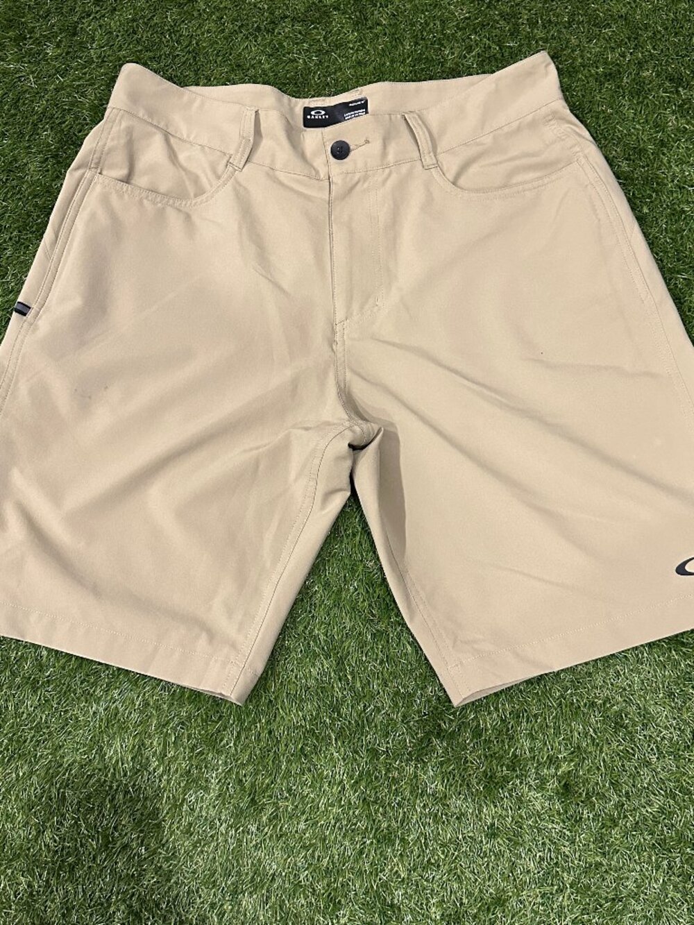 Oakley Men's Size 34 Performance Golf Shorts Tan Khaki Flat Front Regular Fit